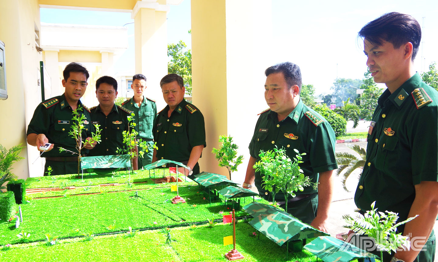 Đại tá Bùi Văn Vũ tham quan mô hình huấn luyện của  Đồn Biên phòng Tân Thành.  Ảnh: ĐOÀN PHÁT 
