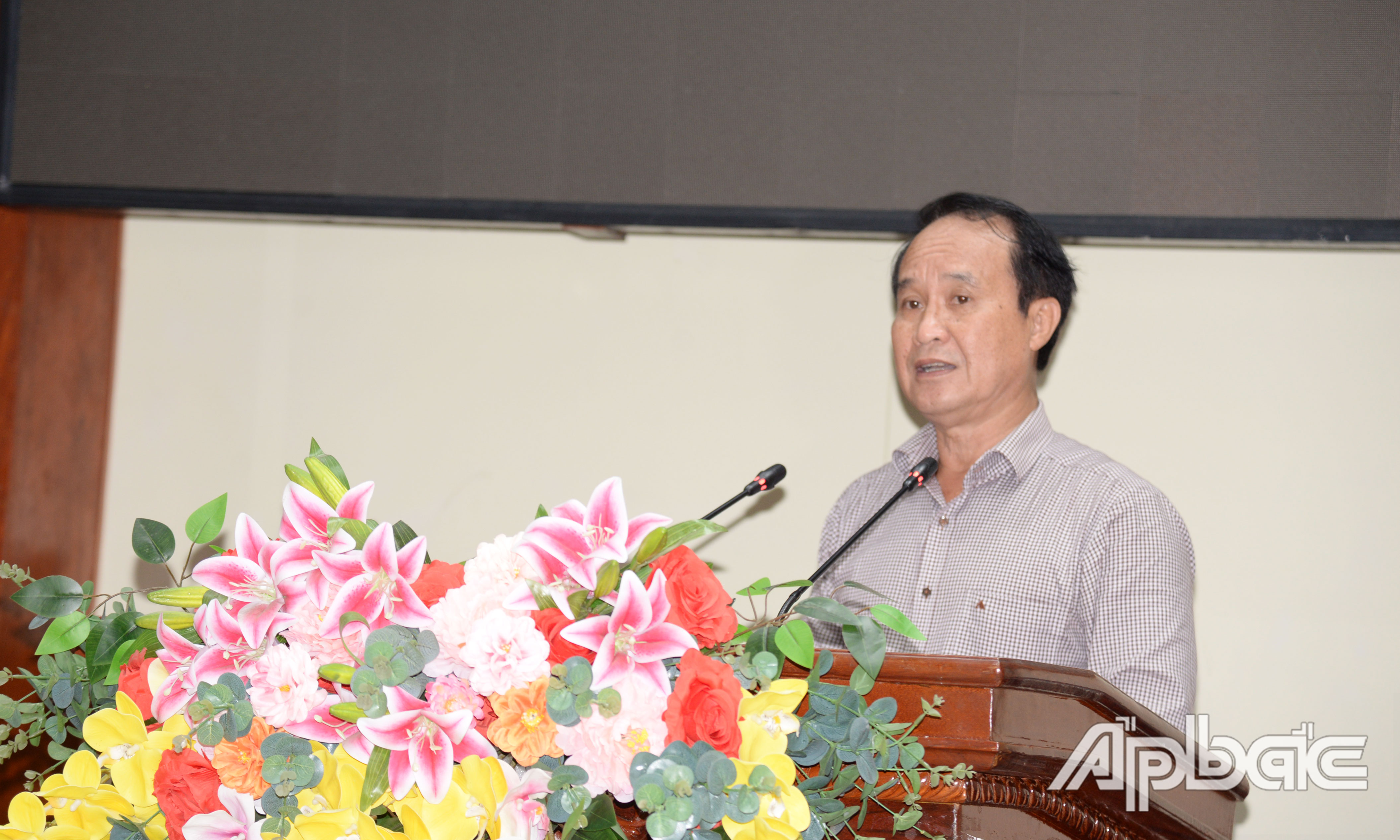 Giám đốc Sở Công thương tỉnh Tiền Giang Lưu Văn Phi phát biểu tại phiên họp.