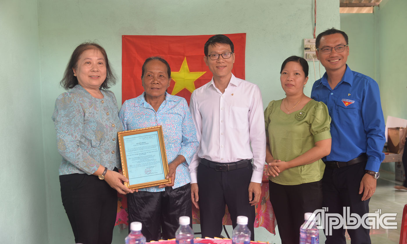 Trao quyết định bàn giao nhà cho bà Nguyễn Thị Đỉnh.