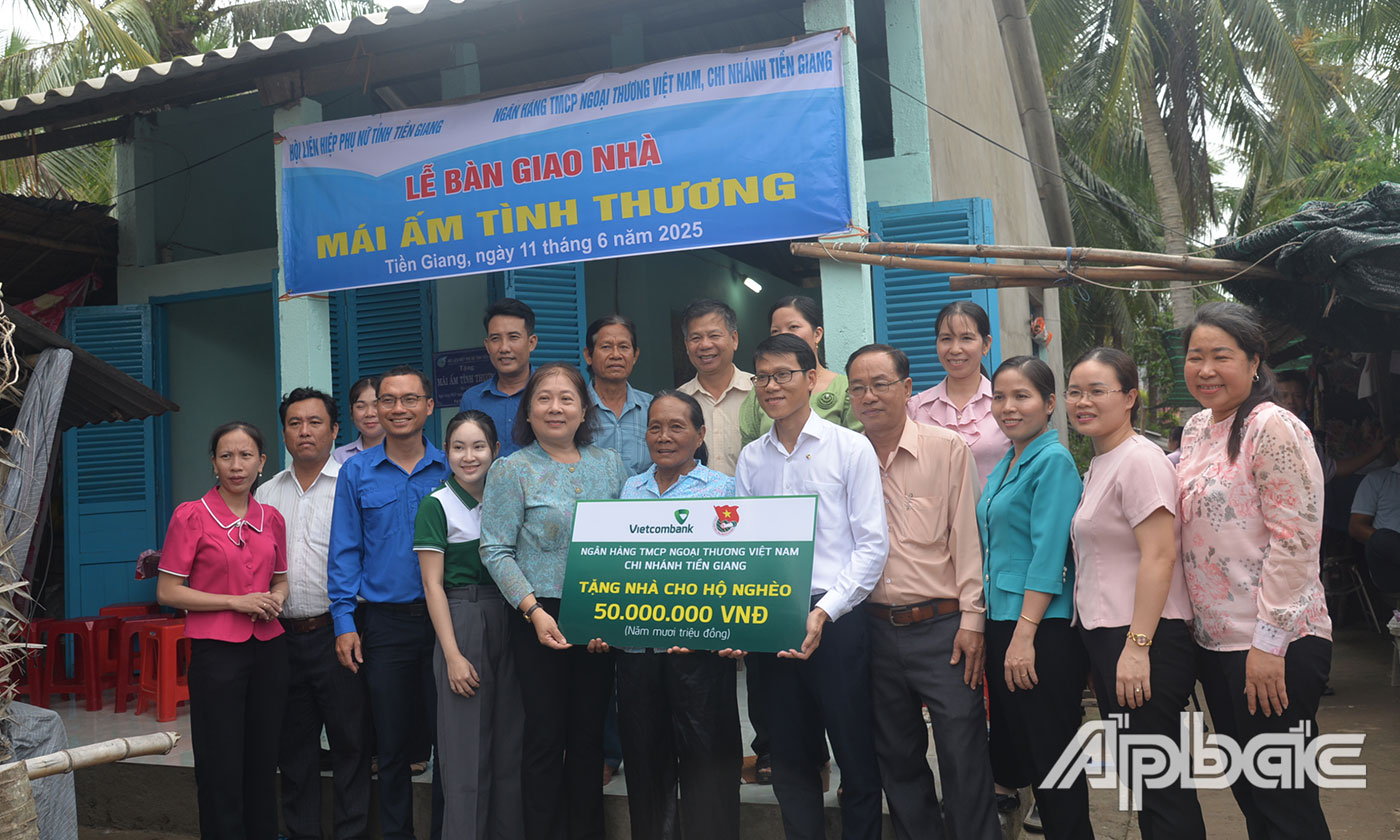 Trao mái ấm tình thương cho bà Nguyễn Thị Đỉnh.