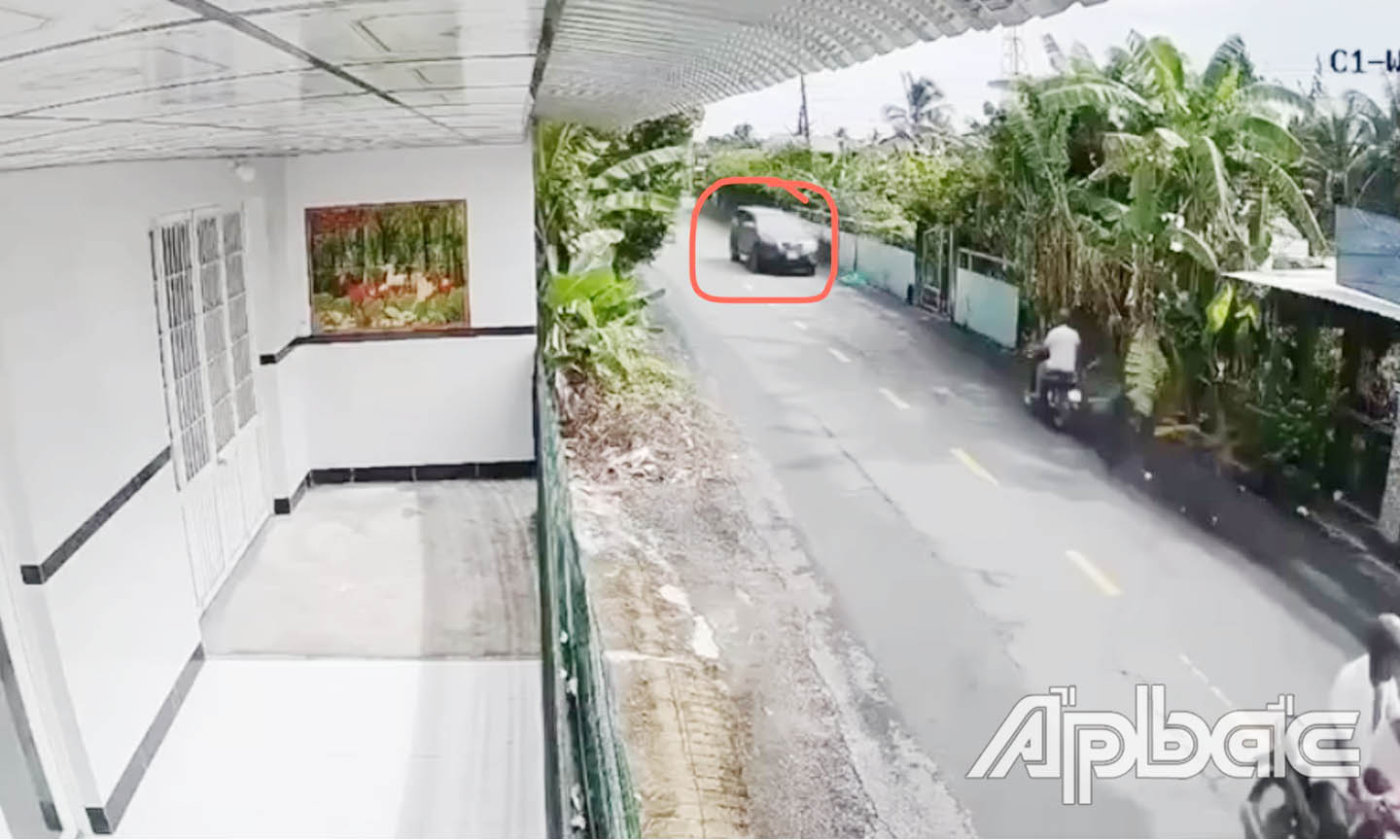 Tài xế ô tô lấn trái làn tông vào xe máy. Ảnh cắt từ clip.