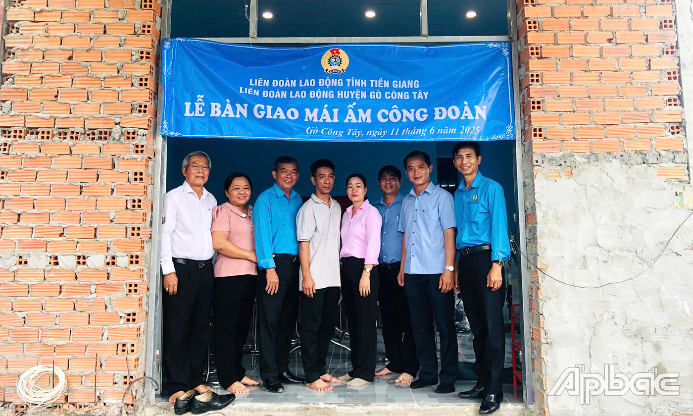 Trao mái ấm công đoàn cho các 