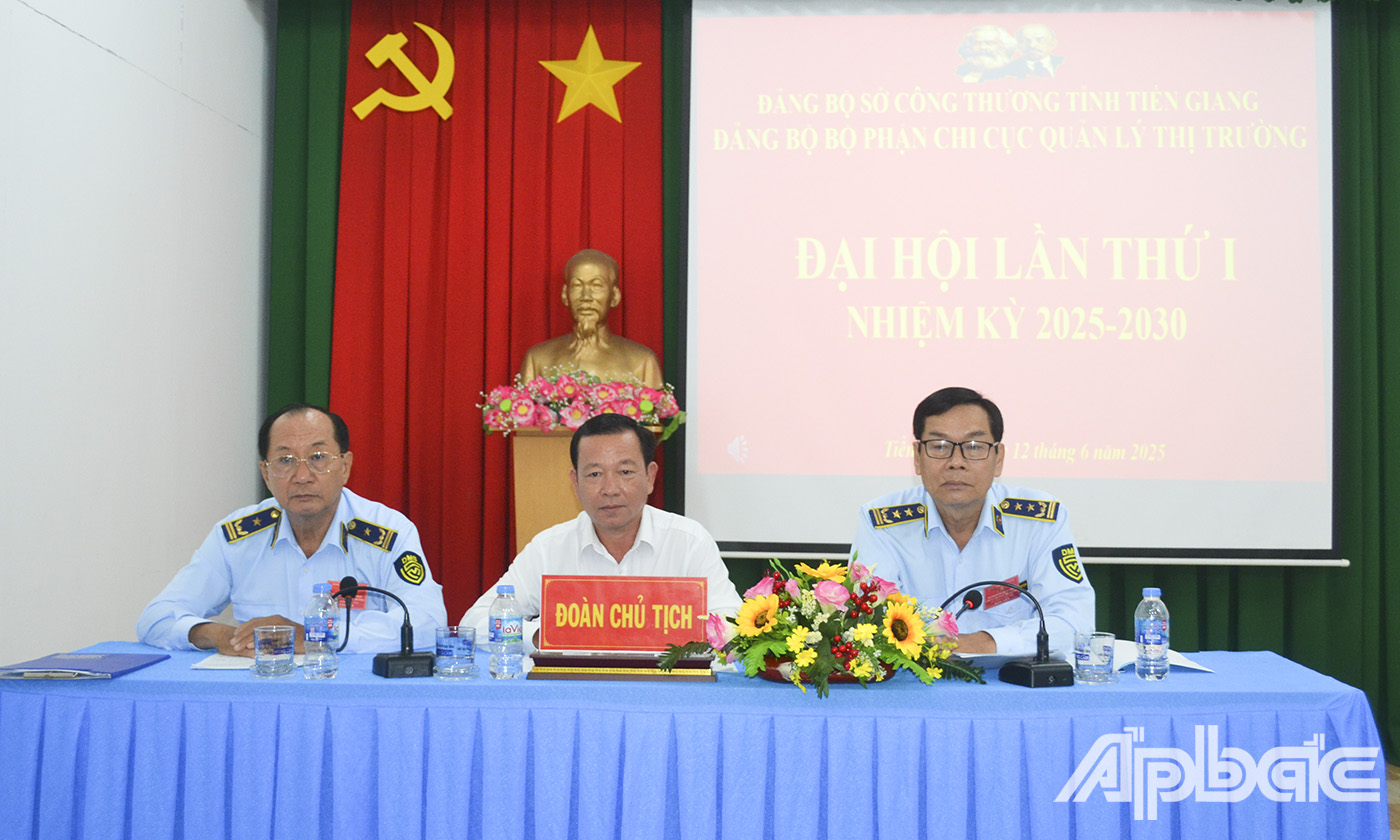 Đoàn Chủ tịch tham dự và điều hành Đại hội.