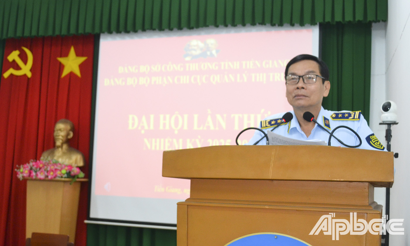 Đồng chí Huỳnh Văn Nguyện, Bí thư Đảng ủy bộ phận, Chi cục trưởng Chi cục QLTT phát biểu tại Đại hội.