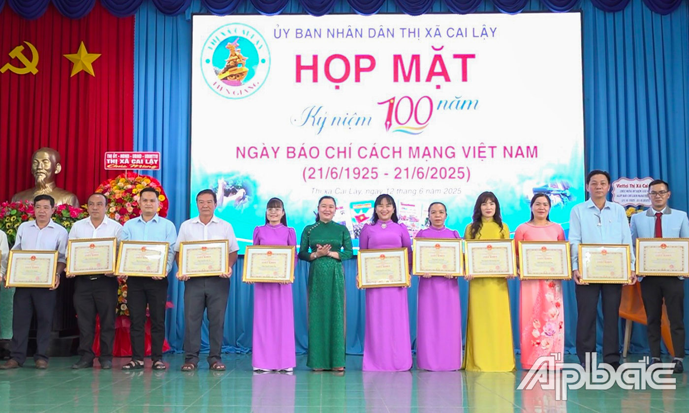 Đồng chí Võ Thị Búp, Phó Chủ tịch UBND TX. Cai Lậy trao Giấy khen cho các cá nhân có thành tích trong công tác thông tin - tuyên truyền trên địa bàn TX. Cai Lậy, giai đoạn 2014 - 2025.