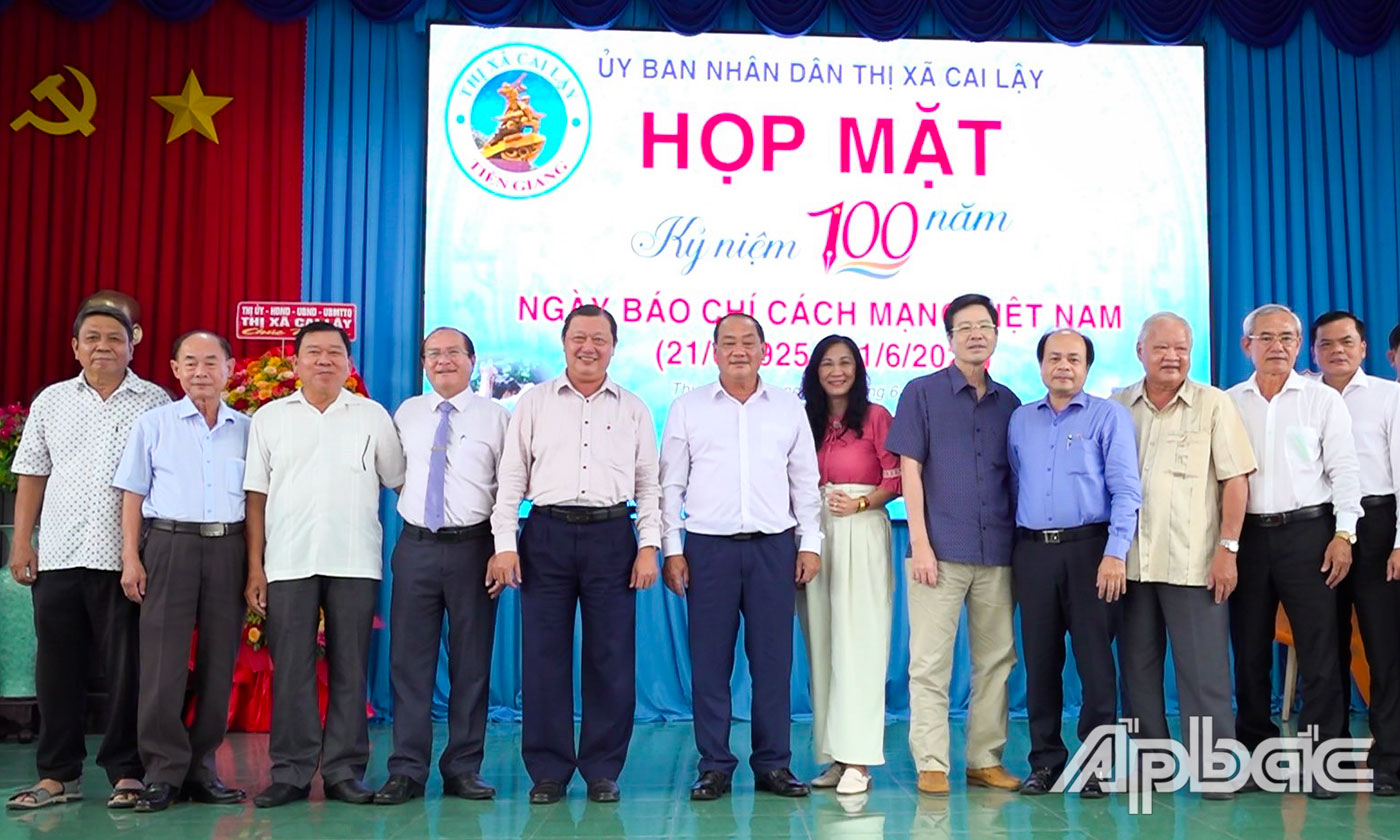 Đại biểu tỉnh và thị xã chụp ảnh lưu niệm tại buổi họp mặt.