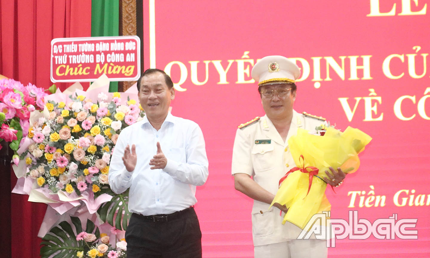 Đồng chí Nguyễn Văn Vĩnh, Phó Bí thư Tỉnh ủy, Chủ tịch UBND tỉnh Tiền Giang tặng hoa chúc mừng Đại tá Lâm Phước Nguyên, tân Giám đốc Công an tỉnh Tiền Giang.