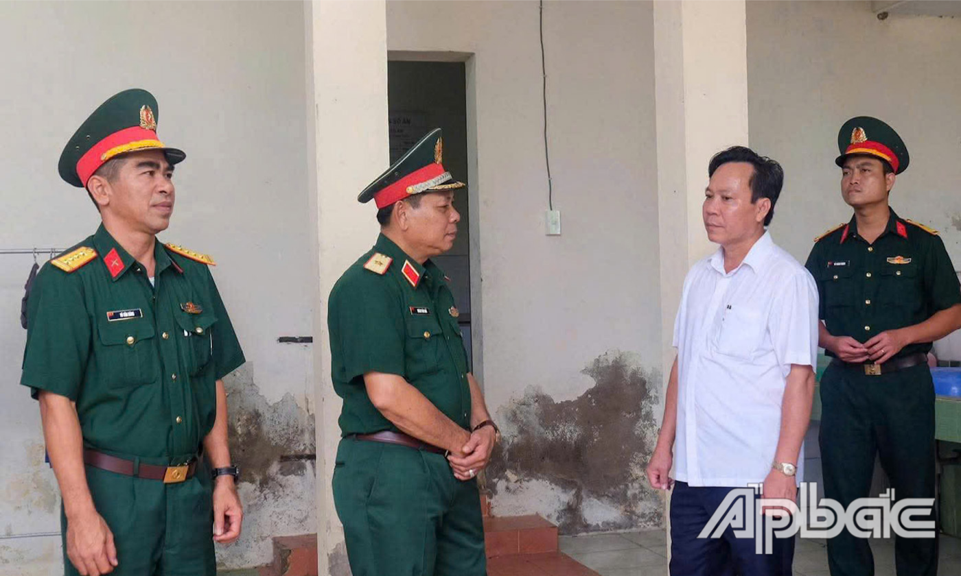 Thiếu tướng Quách Văn Nhỏ, Phó Tư lệnh Quân khu 9 kiểm tra thực tế cơ sở vật chất tại Ban Chỉ huy Quân sự thành Phố Gò Công