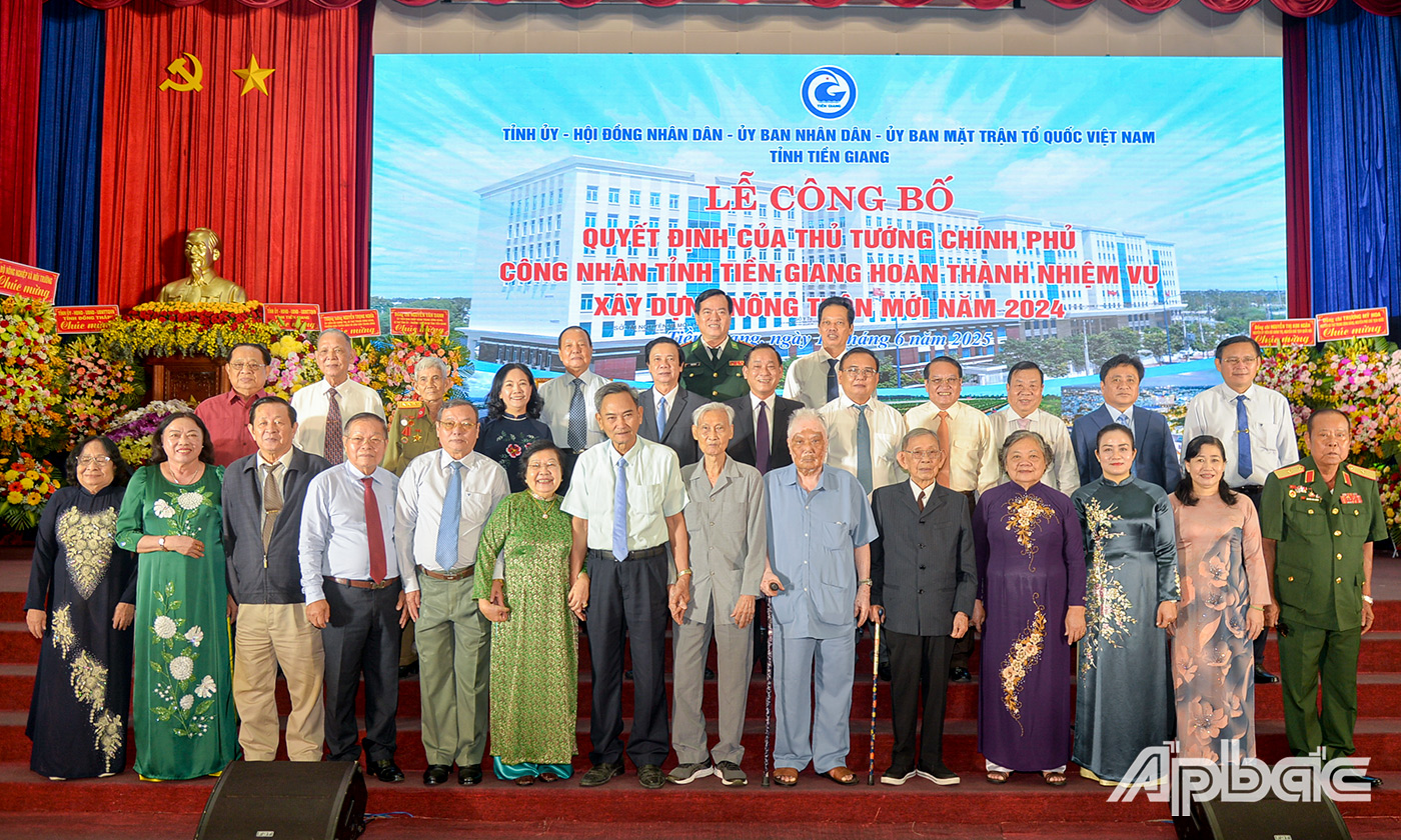 Các đại biểu chụp ảnh lưu niệm tại buổi lễ.
