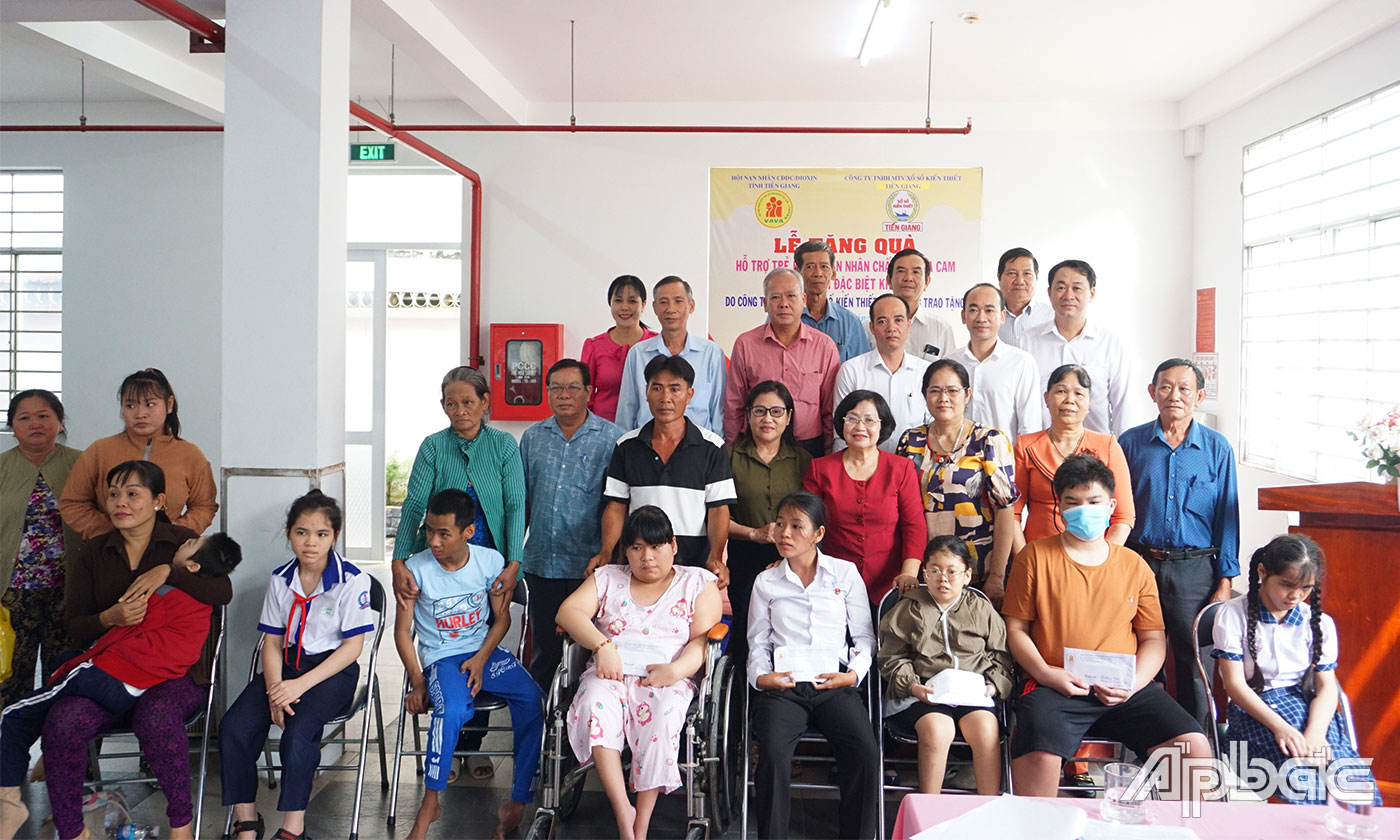 Ban Tổ chức trao quà cho các em là nạn nhân chất độc da cam có hoàn cảnh đặc biệt khó khăn
