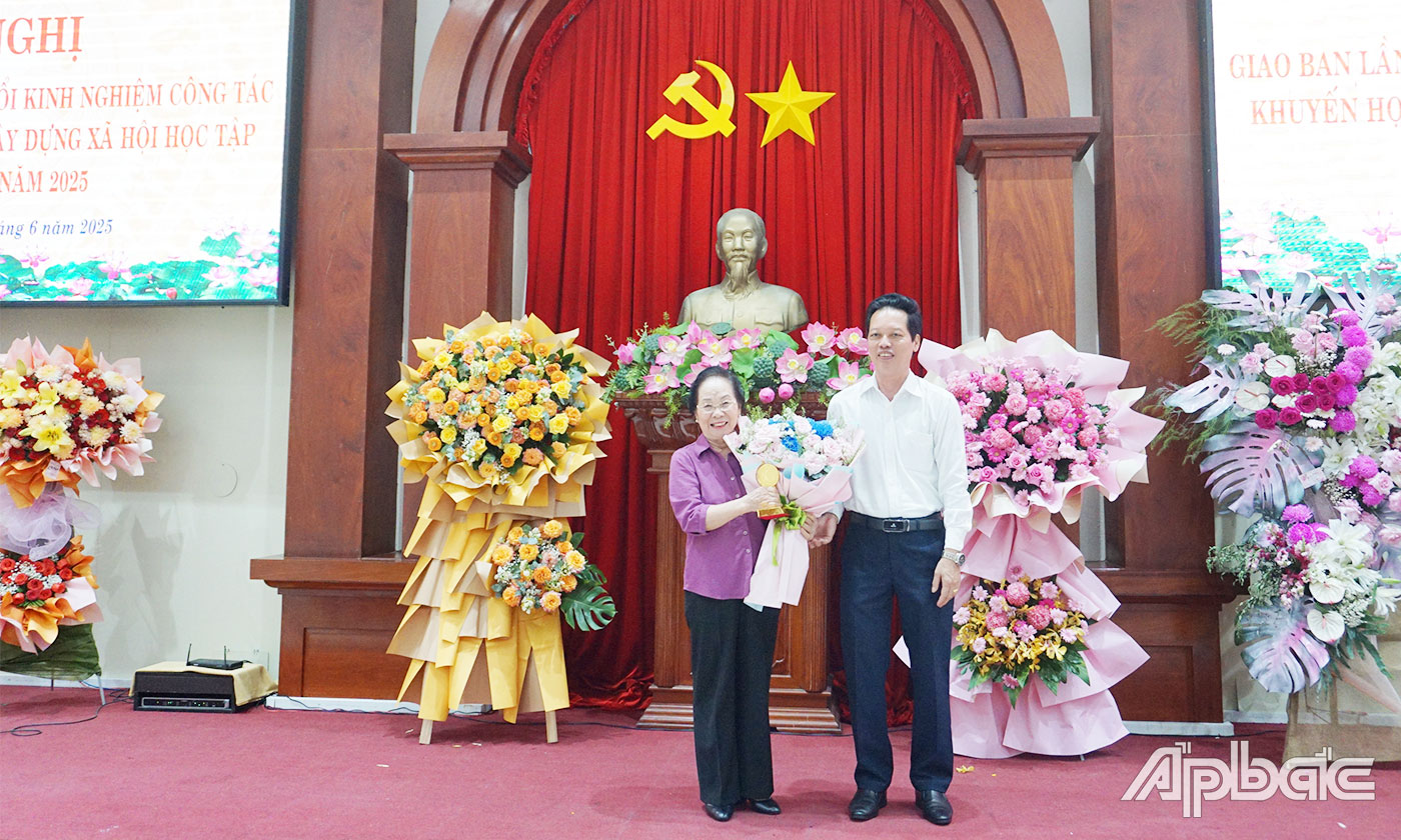 Nguyễn Thành Diệu, Tỉnh uỷ viên, Phó Chủ tịch UBND tỉnh Tiền Giang trao tặng hoa GS.TS Nguyễn Thị Doan Chủ tịch Hội Khuyến học Việt Nam