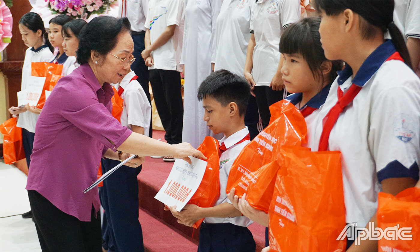 GS.TS Nguyễn Thị Doan, nguyên Uỷ viên BCH Trung ương Đảng, nguyên Phó Chủ tịch nước – nước CHXHCN Việt Nam, Chủ tịch Hội Khuyến học Việt Nam trao học bổng cho các em học sinh có hoàn cảnh khó khăn. 