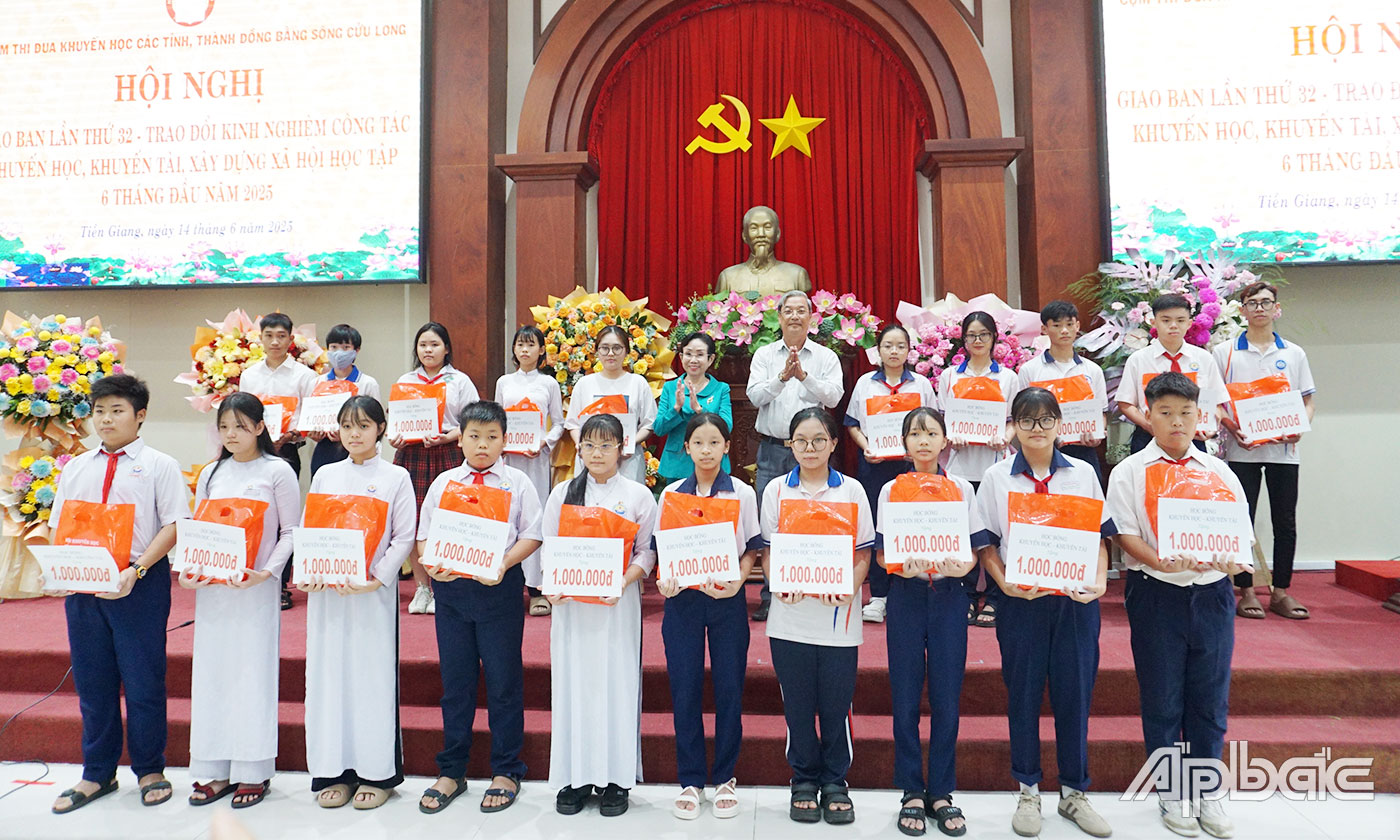 Ban Tổ chức trao hoc bổng cho các em học sinh