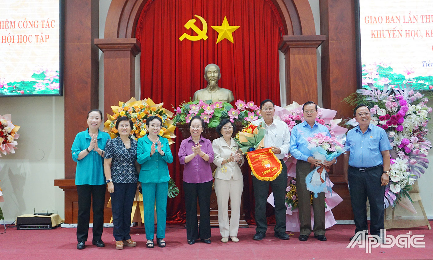 Lãnh đạo Hội Khuyến học tỉnh An Giang, Kiên Giang nhận cờ luân lưu đăng cai tổ chức hội nghị giao ban cụm 8 lần 33