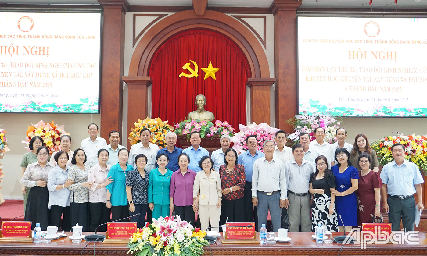  Đại biểu cùng Cụm thi đua khuyến học các tỉnh, thành Đồng bằng Sông Cửu Long chụp hình lưu niệm tại Hội nghị 