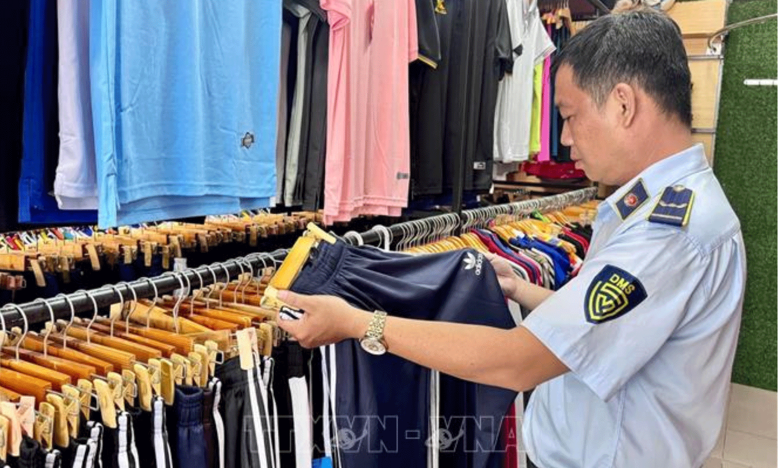 Lực lượng Quản lý thị trường Thành phố Hồ Chí Minh kiểm tra điểm kinh doanh trên địa bàn huyện Củ Chi. Ảnh: Hương Giang/TTXVN
