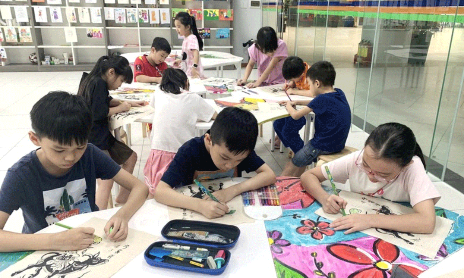 Cho trẻ cơ hội khám phá nghệ thuật sẽ góp phần nuôi dưỡng sự tự tin và phát triển cảm xúc.