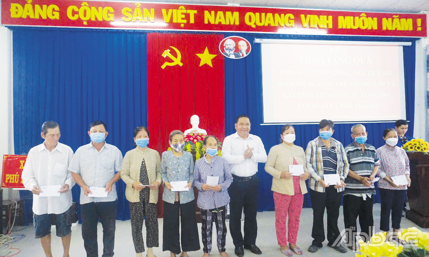 Đồng chí Lý Văn Cẩm trao quà cho người có công, người cao tuổi, hộ nghèo, trẻ em mồ côi và gia đình có người tử vong do Covid-19 tại  xã Phú Phong, huyện Châu Thành.                                                                                                                                                                                                              Ảnh: NGỌC AN