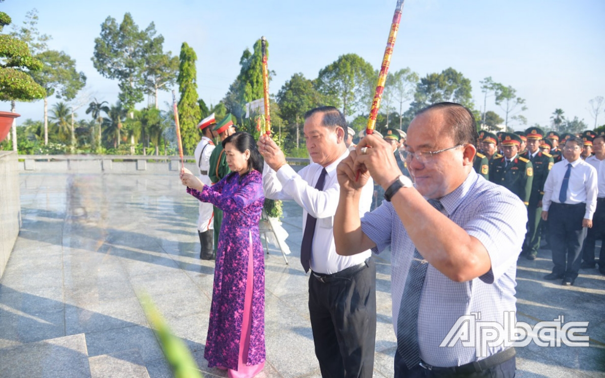 Lãnh đạo tỉnh thắp hương tại Đài tưởng niệm Nghĩa trang Liệt sĩ tỉnh.