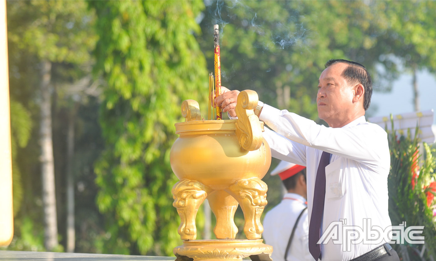 Đồng chí Nguyễn Văn Vĩnh dâng hương tại Đài tưởng niệm Nghĩa trang Liệt sĩ tỉnh.