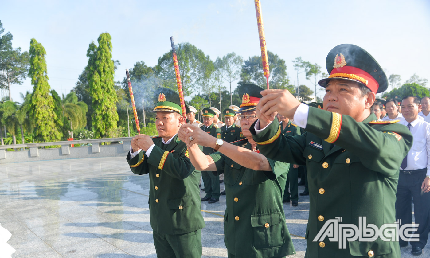 Lực lượng vũ trang tỉnh Tiền Giang dâng hương tại Đài tưởng niệm Nghĩa trang Liệt sĩ tỉnh.