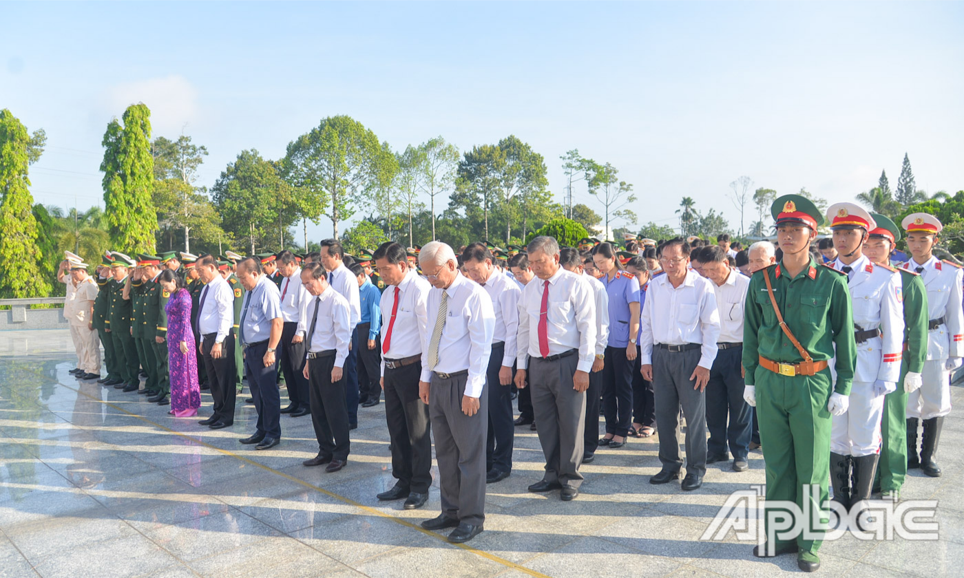 Đoàn dành 1 phút mặc niệm tưởng nhớ công ơn các Anh hùng Liệt sĩ.