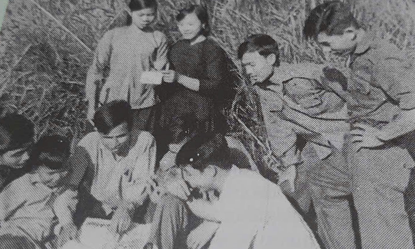 Niềm vui khi Báo Xuân Canh Tuất năm 1970 vừa in xong.