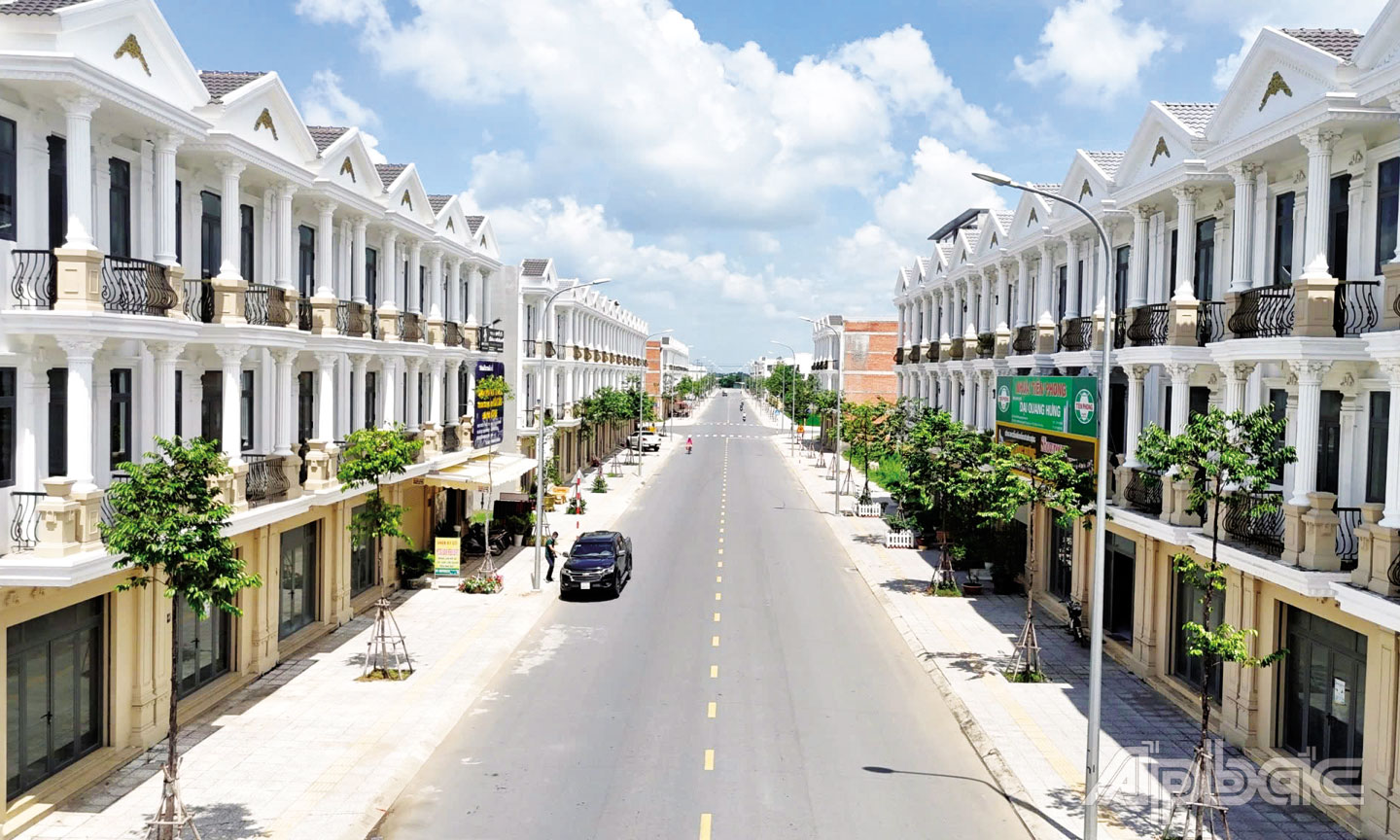 TP. Gò Công đang phát triển từng ngày  (trong ảnh: Đường Nguyễn Trọng Dân nối dài và khu dân cư 2 bên đường). Ảnh: TRÍ DŨNG