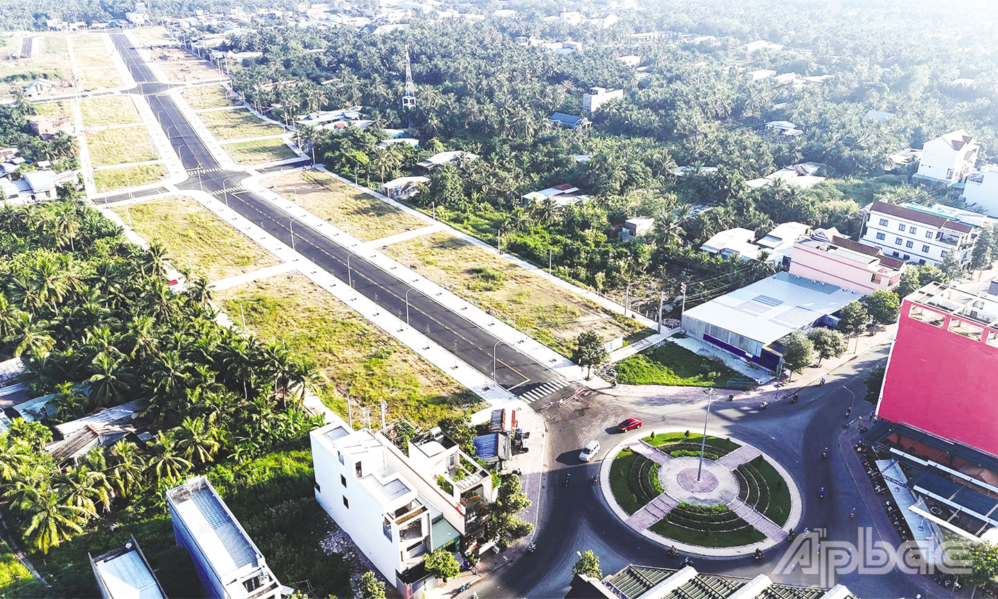 Tỉnh Tiền Giang tạo điều kiện thuận lợi thu hút các DN đầu tư nhiều dự án lớn trên địa bàn tỉnh (trong ảnh: Dự án Đường D7 và khu dân cư 2 bên đường TP. Mỹ Tho được khởi công năm 2024).                                               Ảnh: TRÍ DŨNG