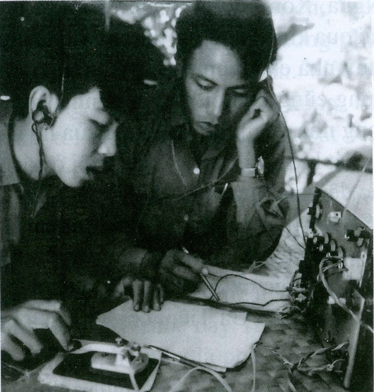 Lê Trọng Nghĩa (trái) và Lê Văn Thành thuộc Tổ minh ngữ Quân khu 8 phát sóng truyền tin.