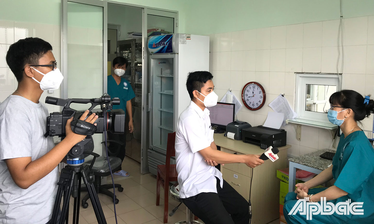 Phóng viên Báo Ấp Bắc tác nghiệp.                                                                                                  Ảnh: THẢO THÀNH