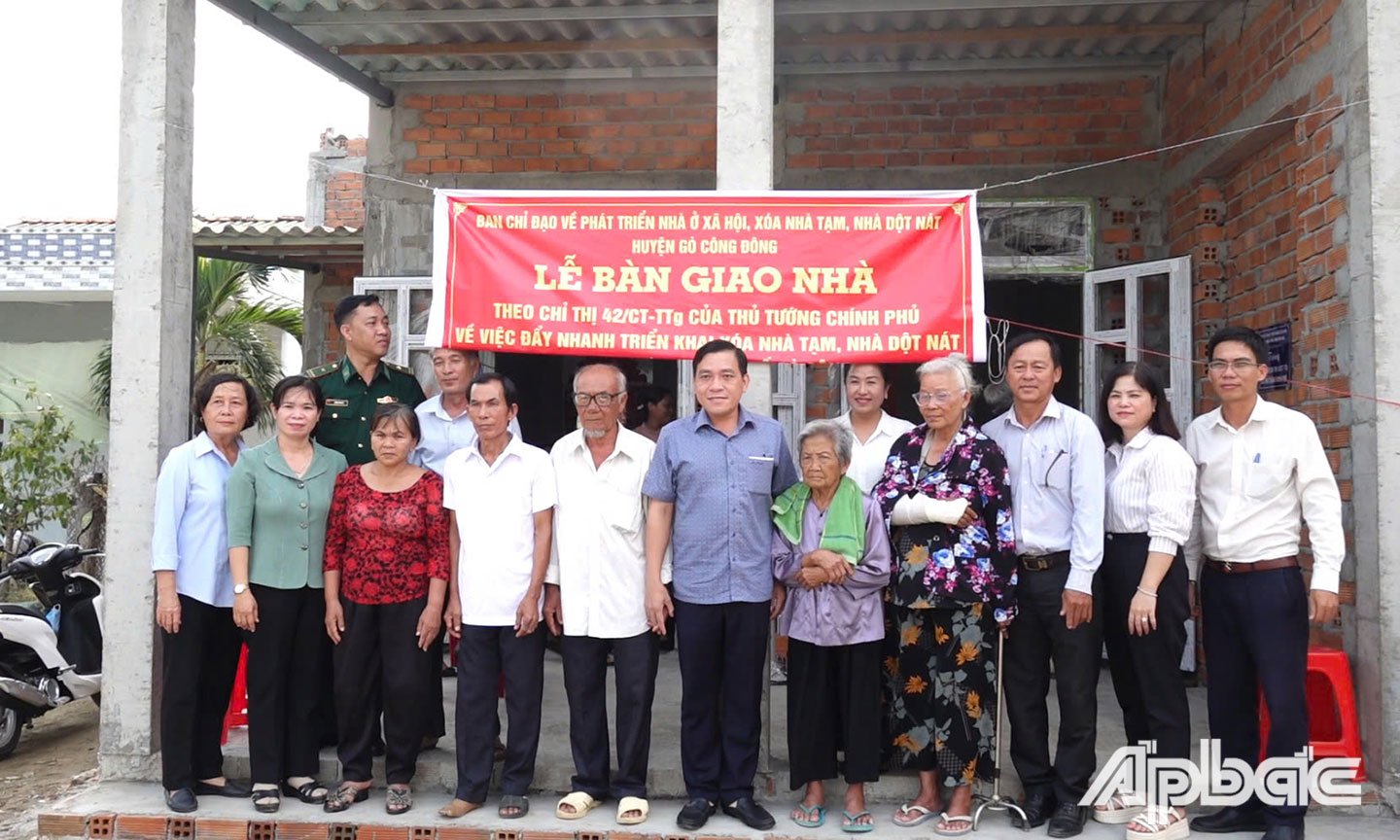 Ban Chỉ đạo về phát triển nhà ở, xóa nhà tạm, nhà dột nát huyện Gò Công Đông tổ chức bàn giao nhà theo Chương trình xóa nhà tạm, nhà dột nát.  
