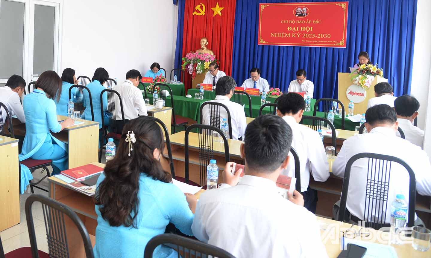 Các đại biểu làm việc tại Đại hội.
