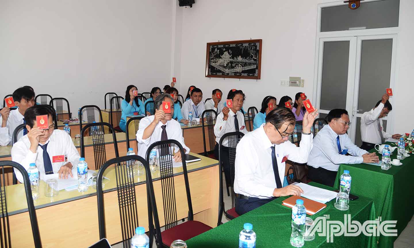 Các đại biểu biểu quyết tại Đại hội.