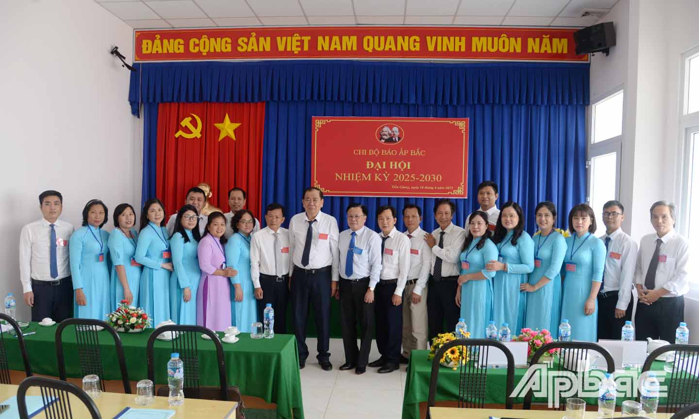 Các đại biểu chụp ảnh lưu niệm tại Đại hội.