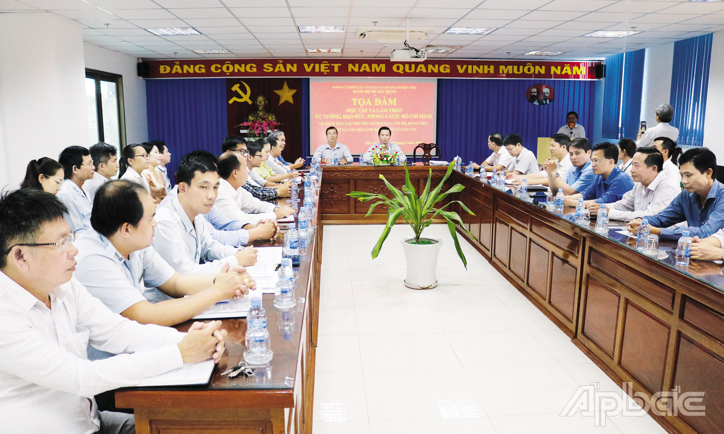 Đảng ủy Sở Xây dựng tỉnh Tiền Giang tổ chức Tọa đàm học tập và làm theo tư tưởng, đạo đức, phong cách Hồ Chí Minh.   	 										          Ảnh: LÝ OANH 
