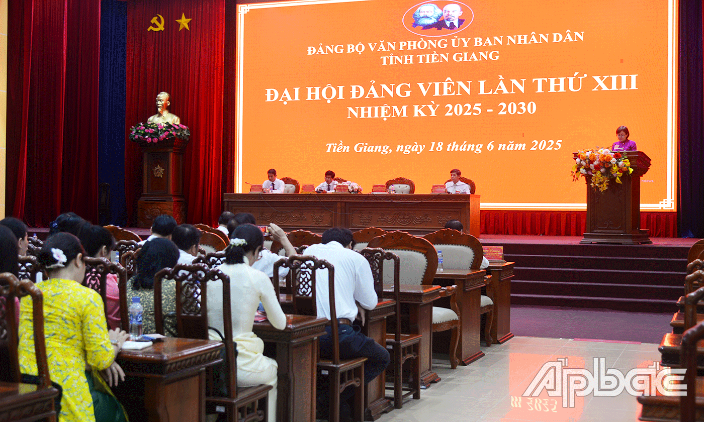 Đồng chí Nguyễn Phương Bình, Phó Bí thư Đảng uỷ Văn phòng UBND tỉnh báo cáo kiểm điểm của BCH Đảng bộ Văn phòng UBND tỉnh nhiệm kỳ 2020-2025.