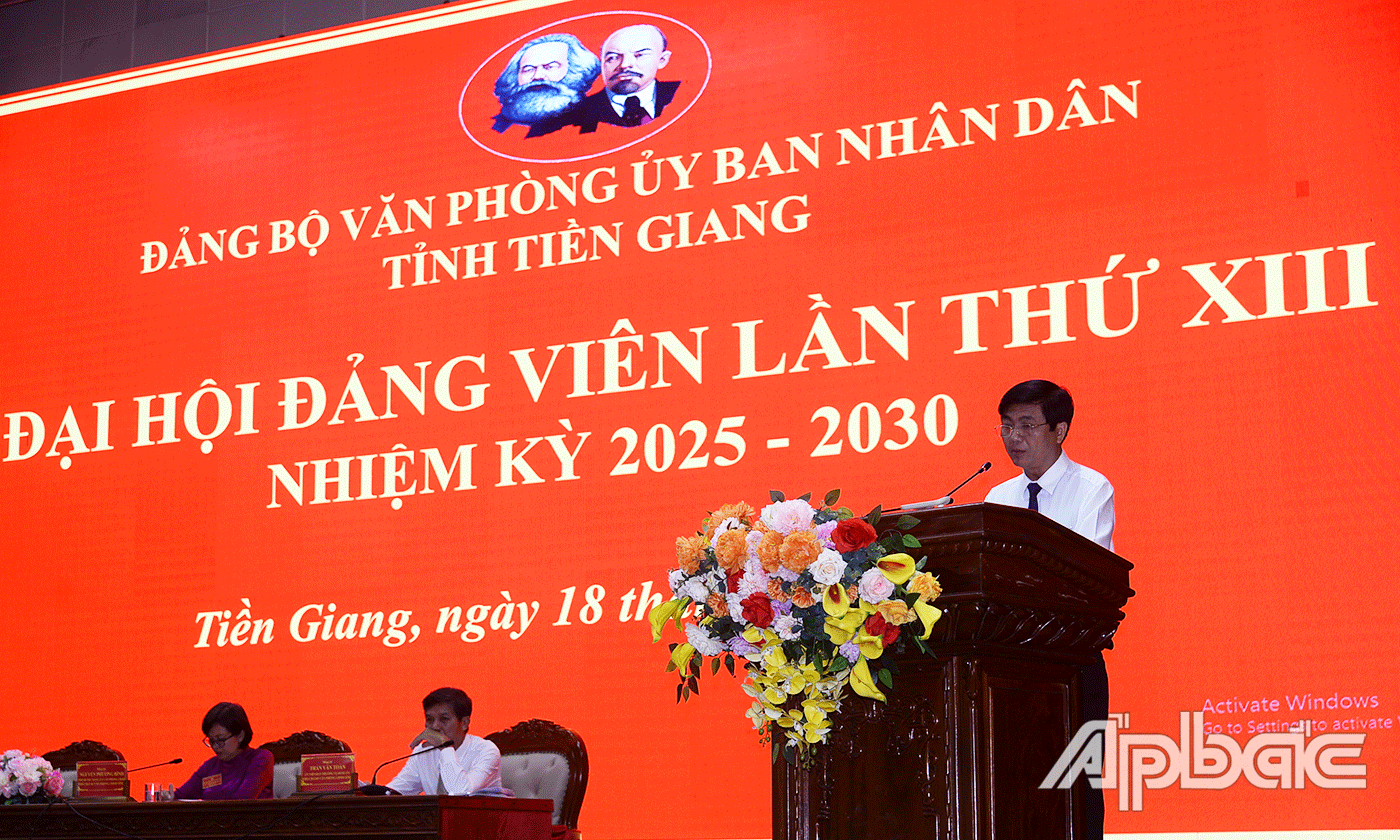 Đồng chí Lê Tấn Sơn, Phó Bí thư Đảng uỷ UBND tỉnh phát biểu tại Đại hội.