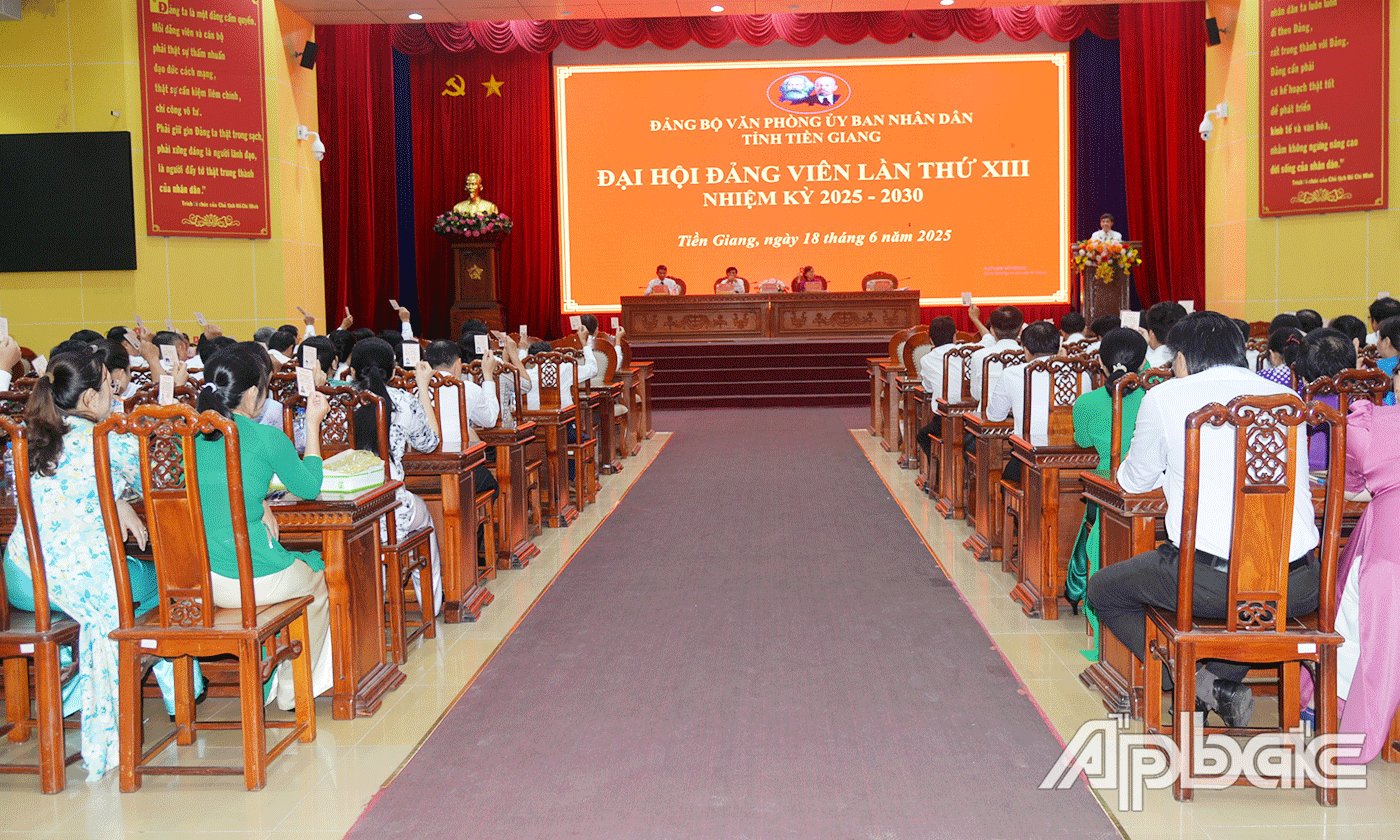 Đại biểu biểu quyết thông qua Nghị quyết Đại hội nhiệm kỳ 2025-2030.