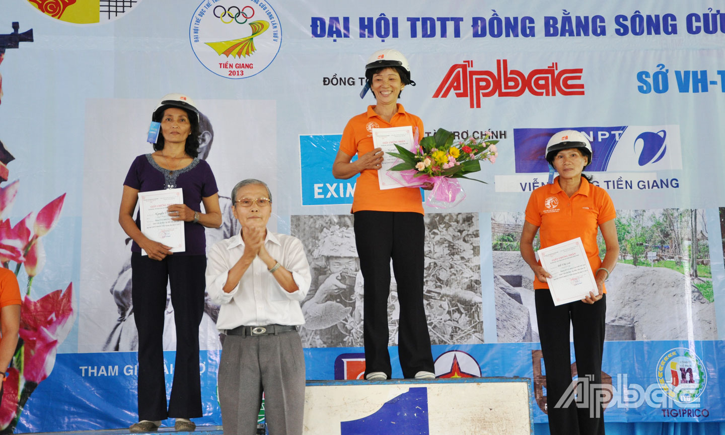 Nhà báo Trần Bửu trao thưởng cho các vận động viên đoạt giải tại Giải Việt dã Báo Ấp Bắc lần thứ 30 năm 2013.                  	                                                                                                                                                                                                      Ảnh: NGUYỄN THIỂU