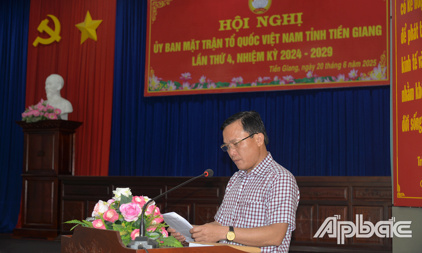 Phó Chủ tịch Uỷ ban MTTQ tỉnh Trần Văn Thi báo cáo kết quả công tác mặt trận 6 tháng đầu năm 2025.