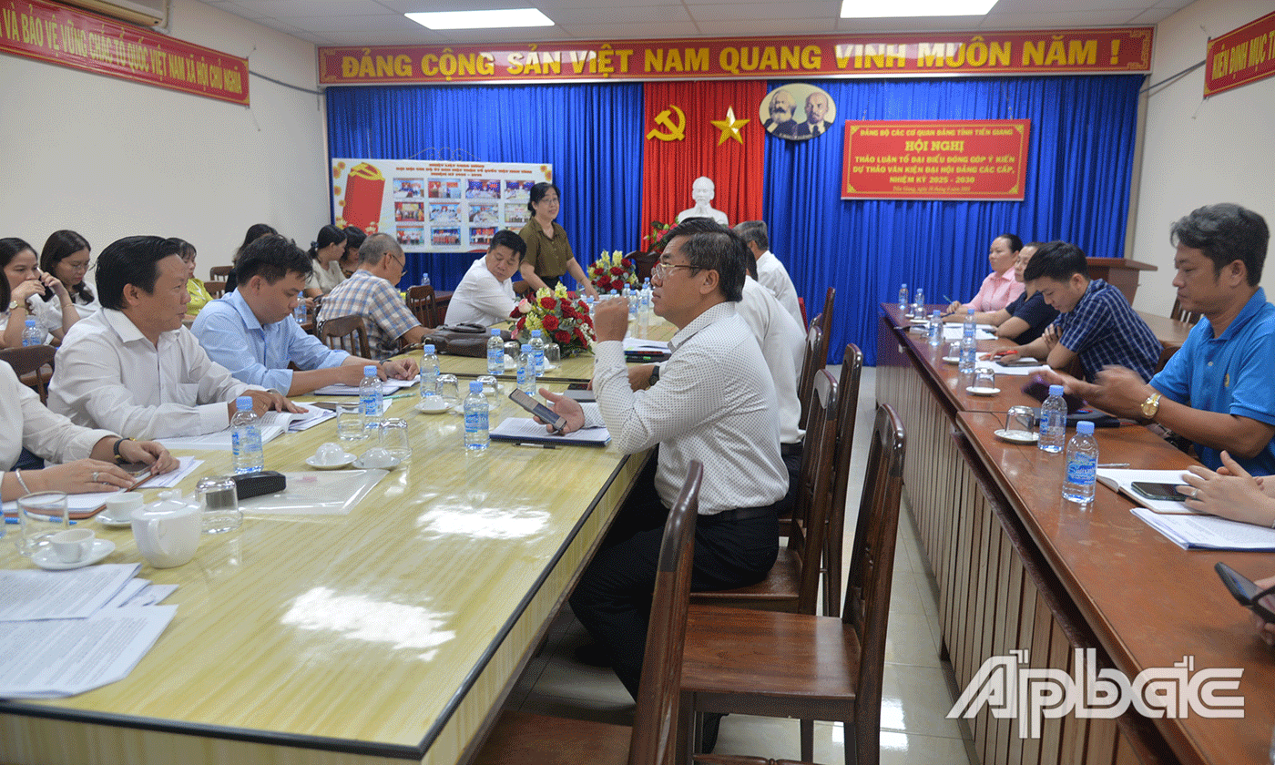 Đại biểu tại các Tổ đóng góp ý kiến vào các văn kiện Đại hội Đảng các cấp.