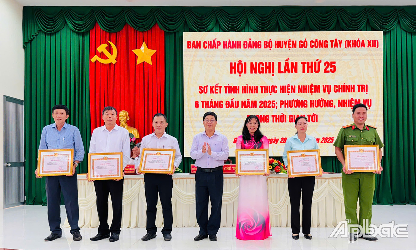 Đồng chí Trần Thanh Nguyên trao thưởng của các tập thể, cá nhân