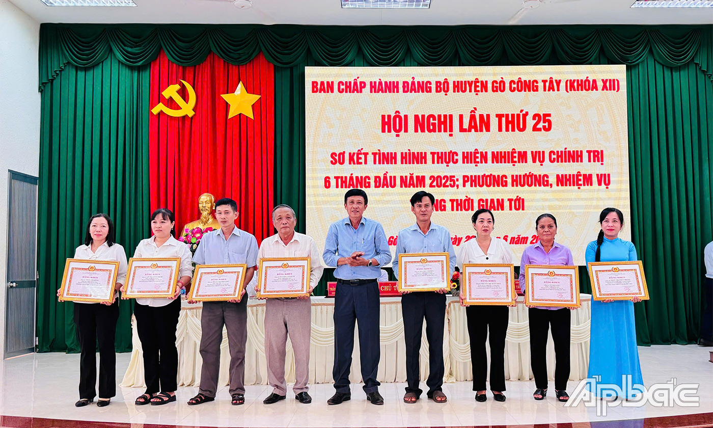Khen thưởng các cá nhân tại hội nghị
