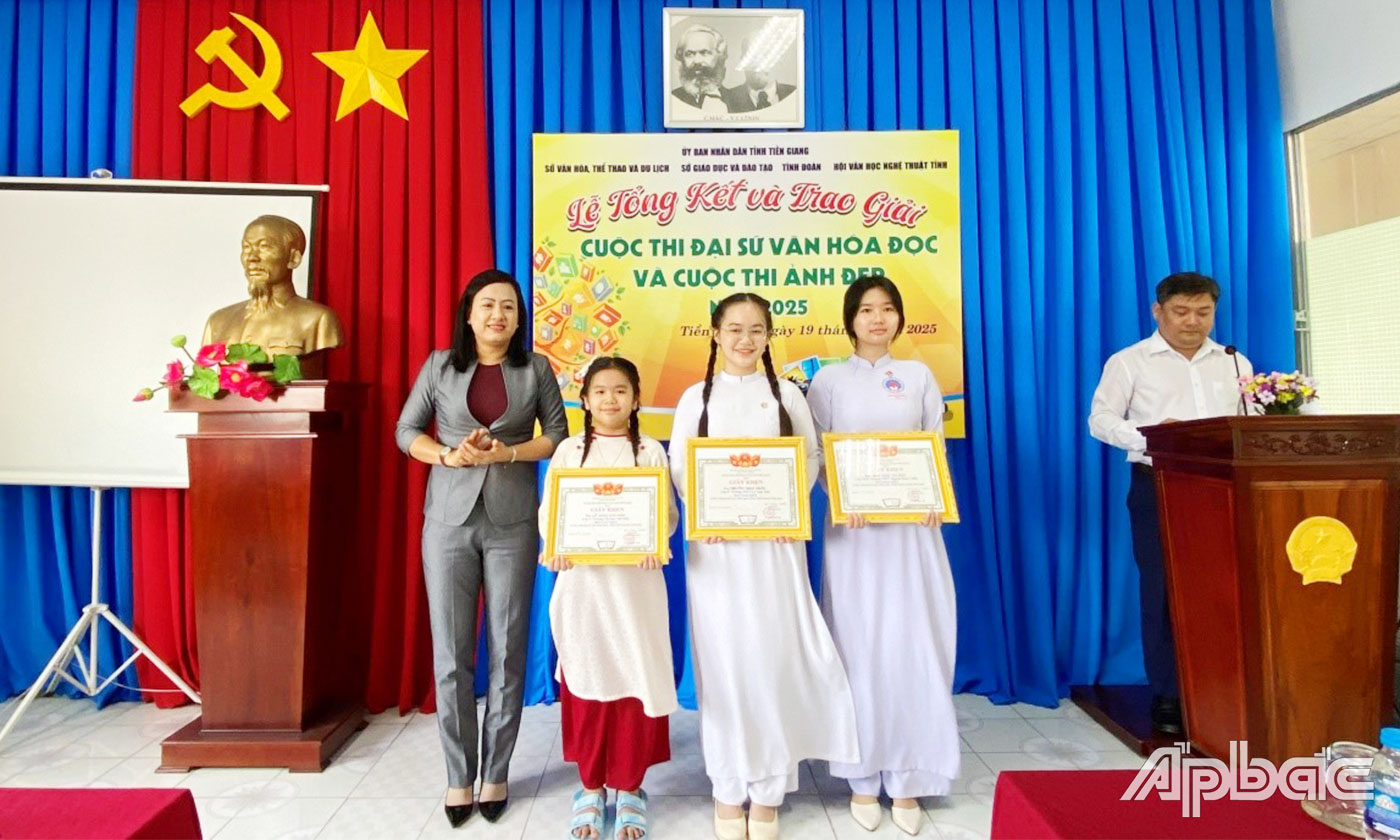 Nguyễn Thị Kim Chi, Phó Giám đốc Sở Văn hóa - Thể thao và Du lịch trao giải cho các em đoạt giải.