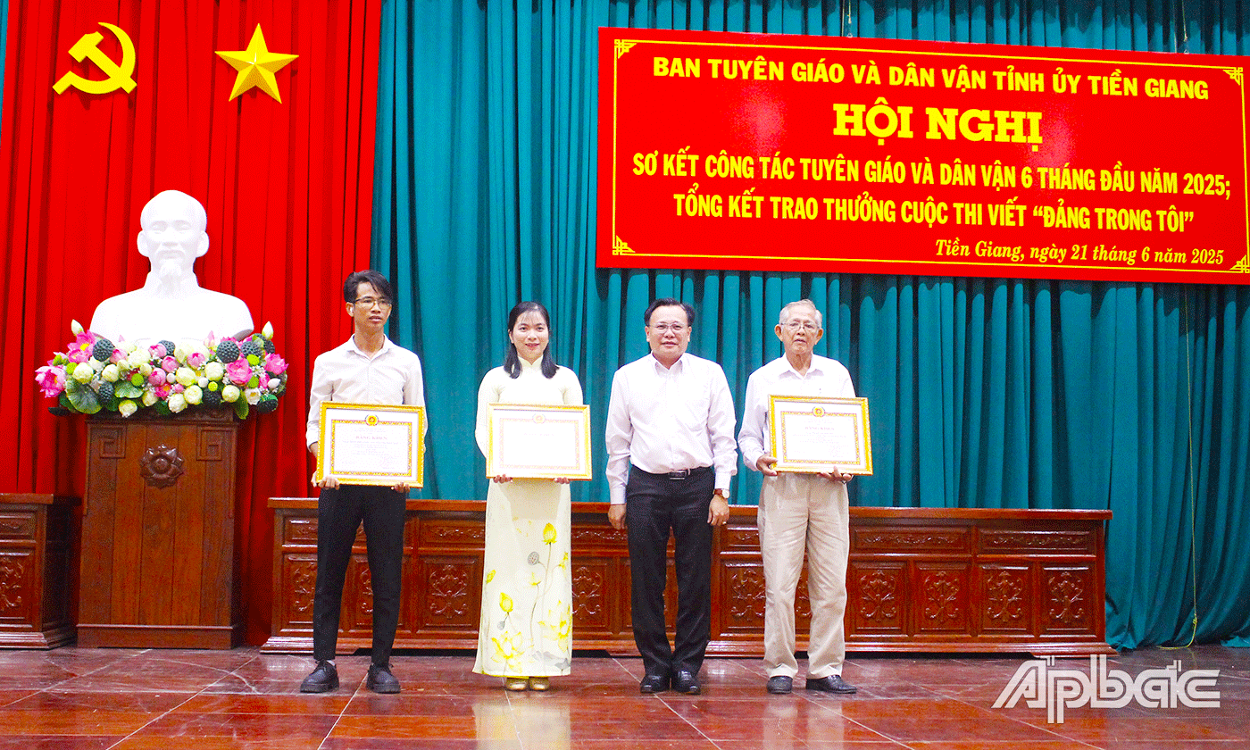 Đồng chí Phạm Nguyễn Hoàng Vũ, Phó Trưởng ban Thường trực Ban Tuyên giáo và Dân vận Tỉnh ủy trao Bằng khen của Ban Thường vụ Tỉnh ủy cho các tác phẩm đoạt giải Nhất cuộc thi viết với chủ đề “Đảng trong tôi”. 
