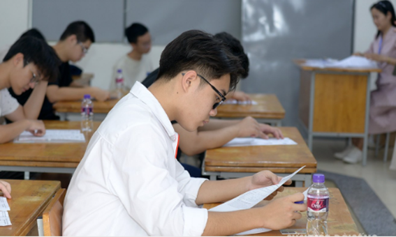 Bộ Y tế yêu cầu bảo đảm luôn có các cán bộ y tế thường trực tại các điểm thi tốt nghiệp THPT 2025 để tổ chức thực hiện công tác y tế, bao gồm: cấp cứu, khám chữa bệnh; vệ sinh môi trường; phòng chống dịch bệnh, an toàn thực phẩm cấp cứu khẩn cấp các tỉnh huống thảm họa...