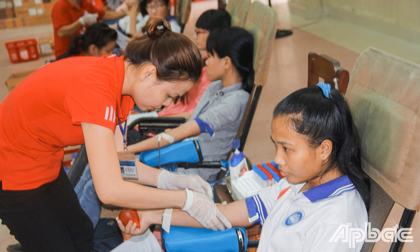 Sinh viên tham gia hiến máu tình nguyện