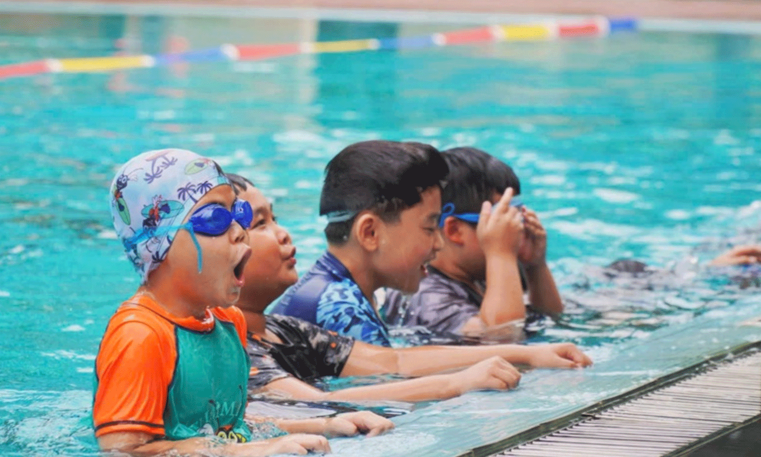 Không chỉ học bơi, các em còn học cách bảo vệ mình và bạn bè trong môi trường nước.