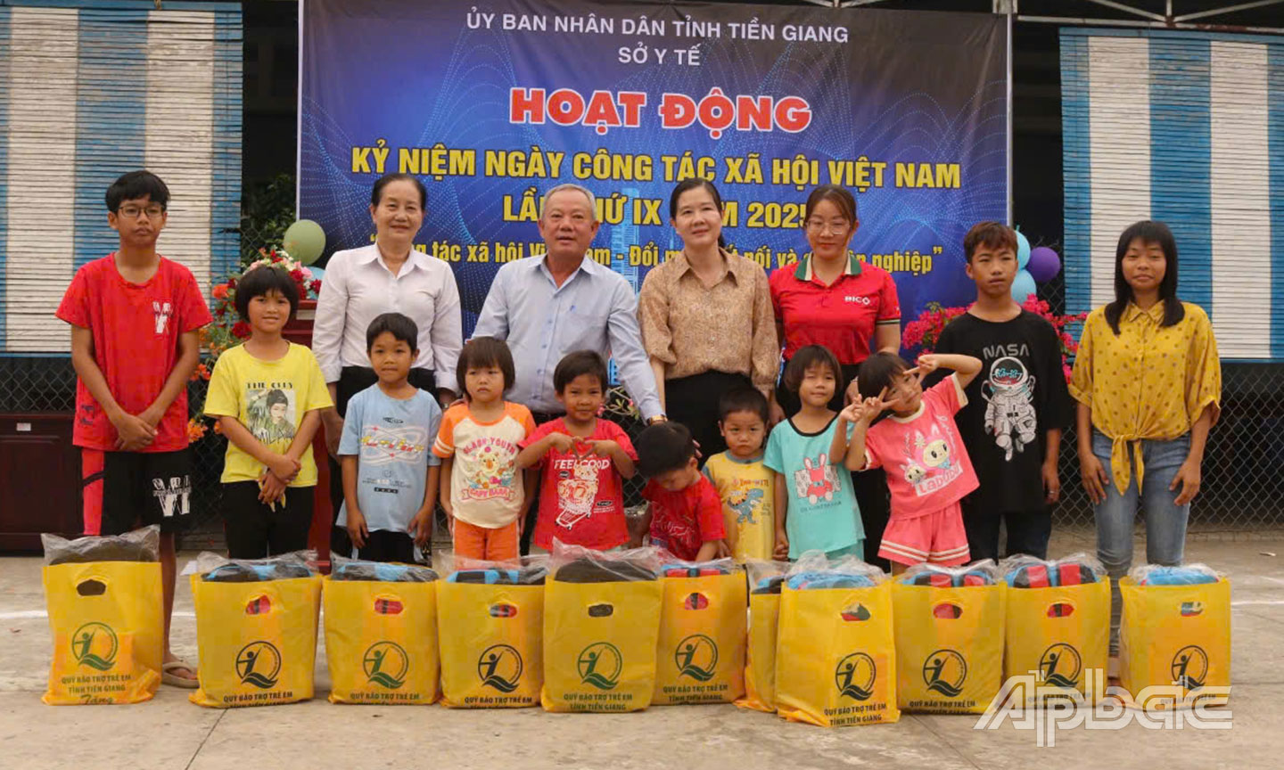 Trao quà cho trẻ em tại Trung tâm Công tác xã hội tỉnh Tiền Giang.